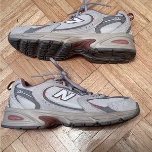 New Balance 530 Sneakers - Light Beige with Pink Accents